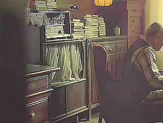 一个央视公益广告,儿子在玩手机,爸爸站在他身