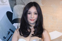 杨幂：变身“打女”猛练功夫
