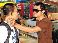 李亚鹏不满未曝光女儿被拍打记者