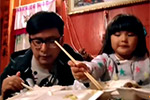 父女俩聊点啥呢