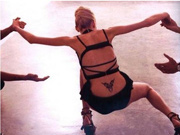 时装周模特“排排摔” 