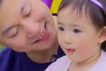 帅爸萌娃快乐拍照秀幸福