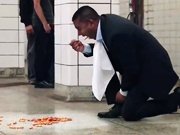 男子在站台地砖上用餐