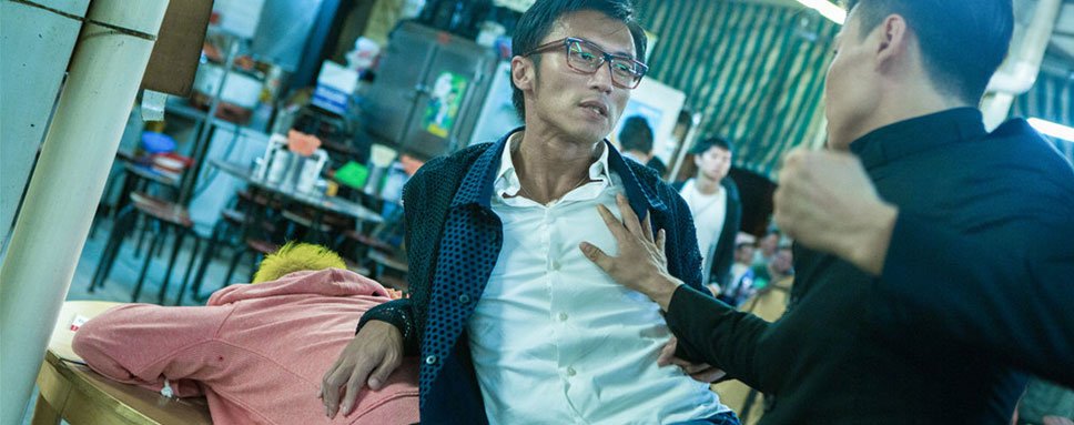 谢霆锋被神秘男子“袭胸”