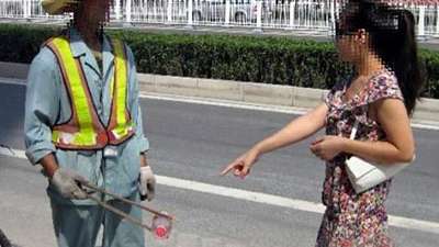 实拍母女疑遭误碰街头辱骂环卫工 爆粗吐口水