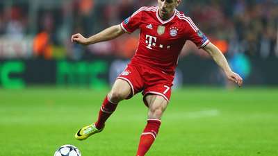 盘点足坛最新过人合集 里贝里1v3C罗四两拨千