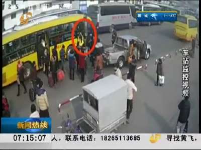 [视频]两女因公交上踩一脚 脱衣互殴10分钟