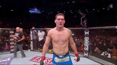 ufc王者蜘蛛人席尔瓦断腿 瞬间骨肉分离