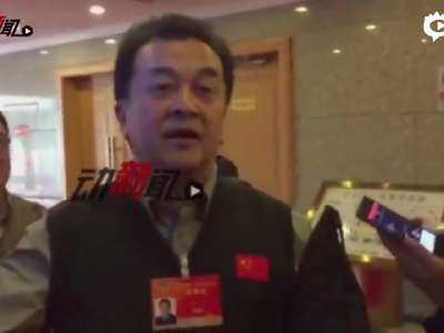 [视频]黄宏被免职后遭记者围堵 微笑拒访