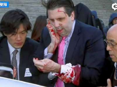 [视频]美驻韩大使首尔遭袭大出血 袭击者倒地被捕
