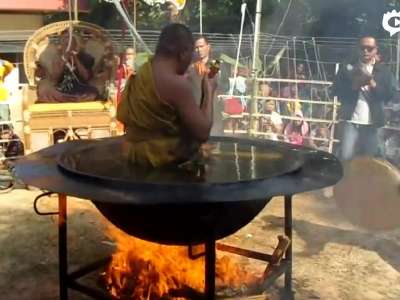 [视频]实拍泰国僧侣“油锅”中打坐 引众人围观