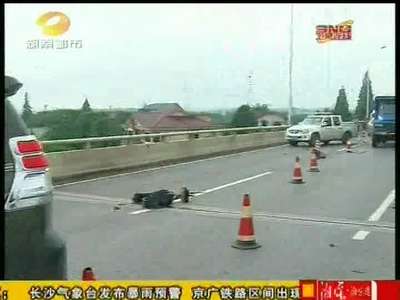 越野车失控 撞飞桥梁施工人员