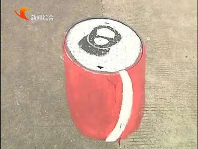 益阳：大学生井盖涂鸦 打造脚下的文明 