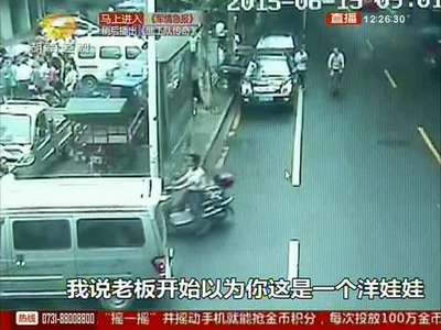 常德：粗心爸爸反锁女儿 市民目睹女婴车内倒栽