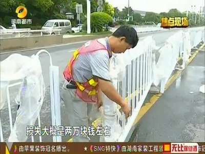 长沙湘江中路面包车惊险肇事 两度空翻甩人