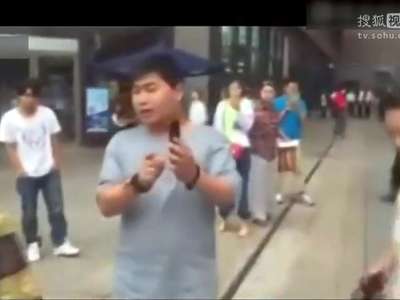 [视频]小伙与女网友见面嫌其长得丑 两人当街互殴