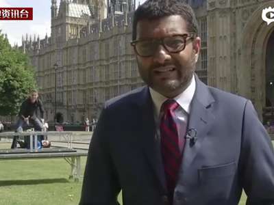 [视频]实拍记者现场连线 魔术师抢镜表演压缩活人