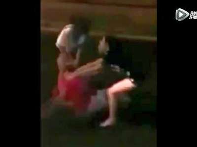 [视频]泰拳美女当街捉住男友出轨 飞踹+过肩摔打懵渣男