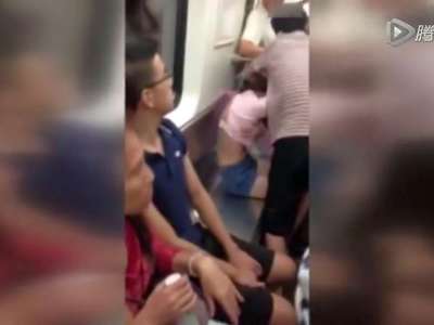 [视频]武汉地铁两女子抢座 一女孩险被扒掉内衣