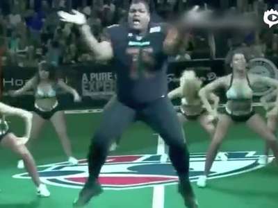 [视频]壮汉乱入舞蹈队大秀电臀舞 秒杀拉拉队美女