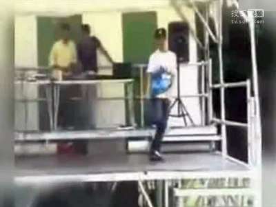 [视频]用脚跳舞弱爆了 看我膝盖鬼步舞