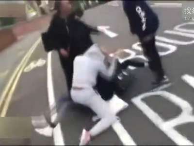 [视频]英两女生为争男友携200人打群架 头发被扯满地