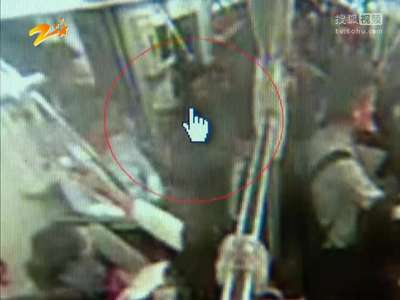 [视频]地铁里乱发小广告 一女子不满反遭殴