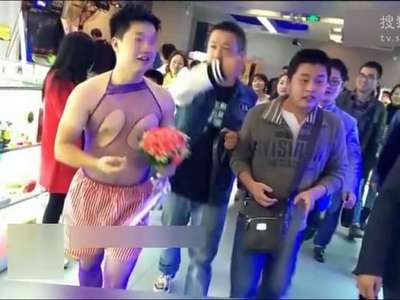 [视频]男子新婚夜被逼穿情趣内衣 乞讨做游戏