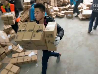 [视频]直击物流中心包裹成山 半小时卸17.5米集装箱