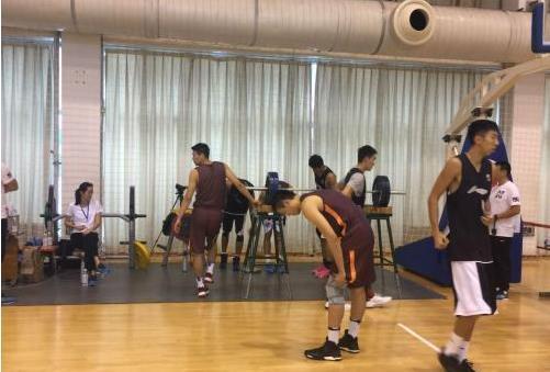 看了李根背打汤普森这一球,就知道CBA和NBA