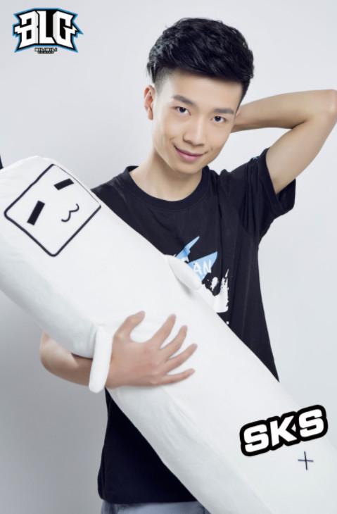 BLG晒战队选手写真 AJ头戴发箍太可爱!