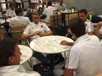 米兰抵达上海欢乐多 阿巴特安东内利切磋牌技