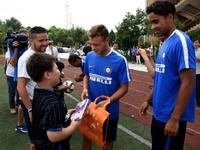 国米球星造访中国足球学校 与小球员有爱互动