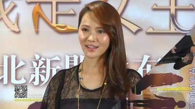 把美女绑住挠痒痒 妹纸的脑袋肯定被门夹过