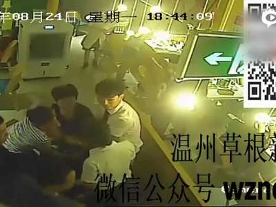 [视频]监控：服务员与女顾客起争执 将热汤浇其头上