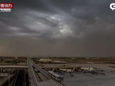 [视频]实拍美凤凰城超强沙尘暴 大卡车被强风推翻