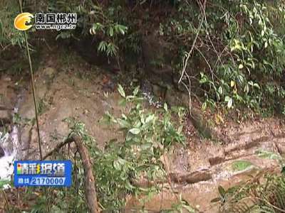 郴州：车辆失控冲入山涧 警民联手营救