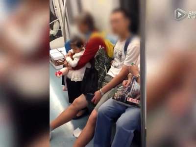 [视频]男子在地铁车厢吐痰遭批评爆粗口 激起众怒被打