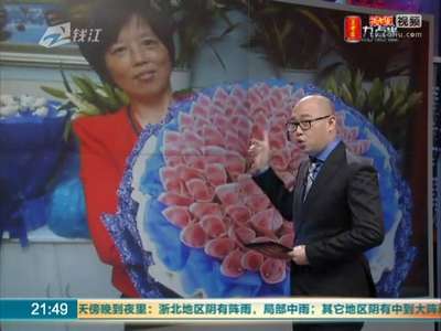 [视频]土豪用新钞扎花束送美女 99张崭新顺号100元