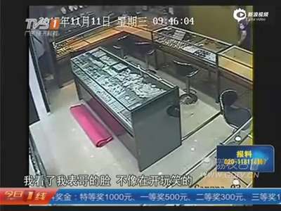 [视频]监拍堂叔蒙面持枪抢劫金店 口罩被扒店主惊呆