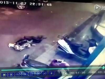 [视频]义乌姑娘醉酒躺在路上被车碾压 监控记录全过程