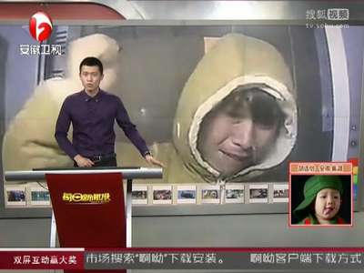 [视频]浙江温州一男子狂砸ATM机 演技浮夸如影帝