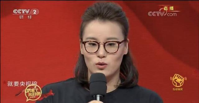 傅园慧看书笔画再献表情,与央视主播勾肩搭做客简坐美女着小女孩图片