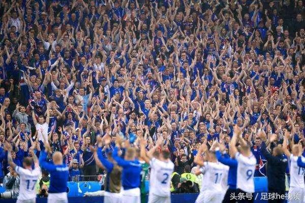 与此同时,据去年的数据统计,在这个只有约10万平方公里国土面积的国家,冰岛就已经拥有179个标准足球场和128个小型足球场,这样的数目比例简直让国人汗颜!不仅如此,这些高规格的球场居然统统免费开放,甚至连9个大型的室内球场,全年每天早上6点到晚上11点也都是不收费的。任何国民都可以享受这些冰岛政府修建的专业球场或球馆,专业队与业余队、甚至普通居民小孩,都能在一片球场驰骋。 作为有史以来参加大赛(包括欧洲杯和世界杯)决赛圈人口最少的国家,冰岛区区32万人口,但这个经济全球化下的微型国家,却有着对足球不可