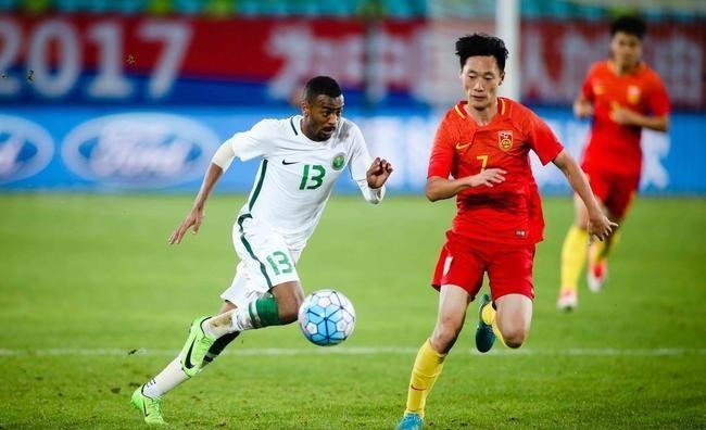 国足逼平墨西哥 赛后对方拒绝和裁判握手 球迷