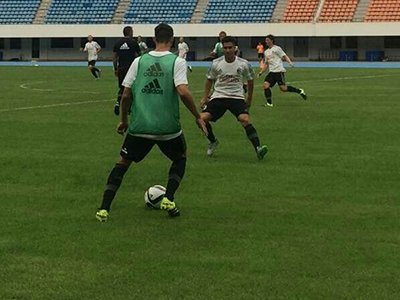 AC米兰挑选明日首发  队内展开分组对抗训练