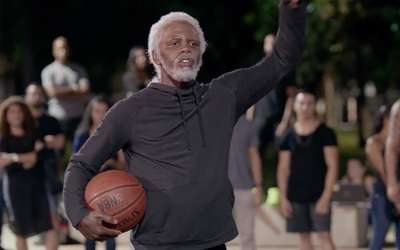 欧文和爸爸单挑,变相将老爸晃出2米开外 - NBA