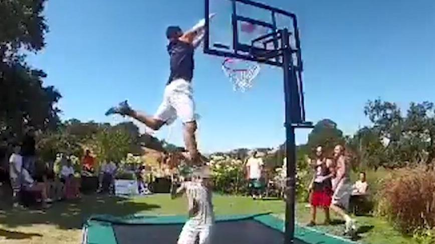 普通人也能飞翔!蹦床篮球暴扣大帽各种秀