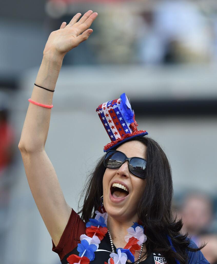 美国vs巴拉圭 双方球迷加油助威美女抖胸抢镜