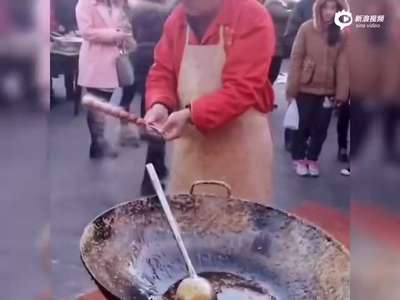 [视频]给这糖葫芦技术跪了 难得的手艺人